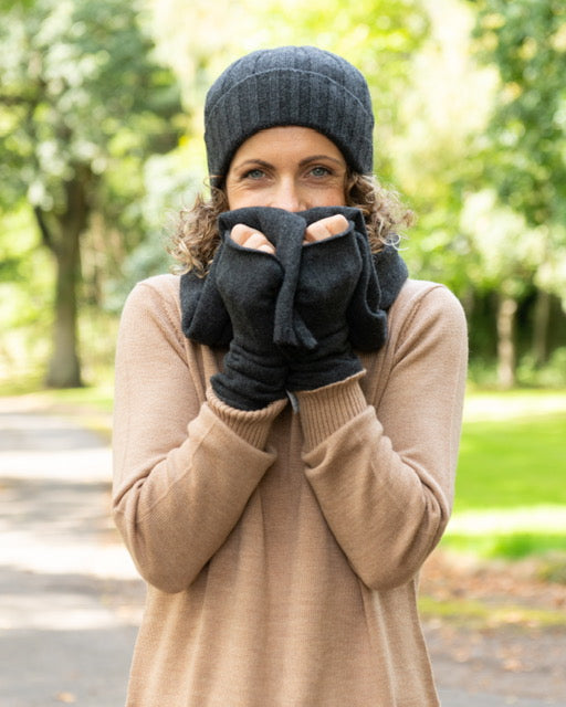 Recycled Cashmere Mitts in Charcoal